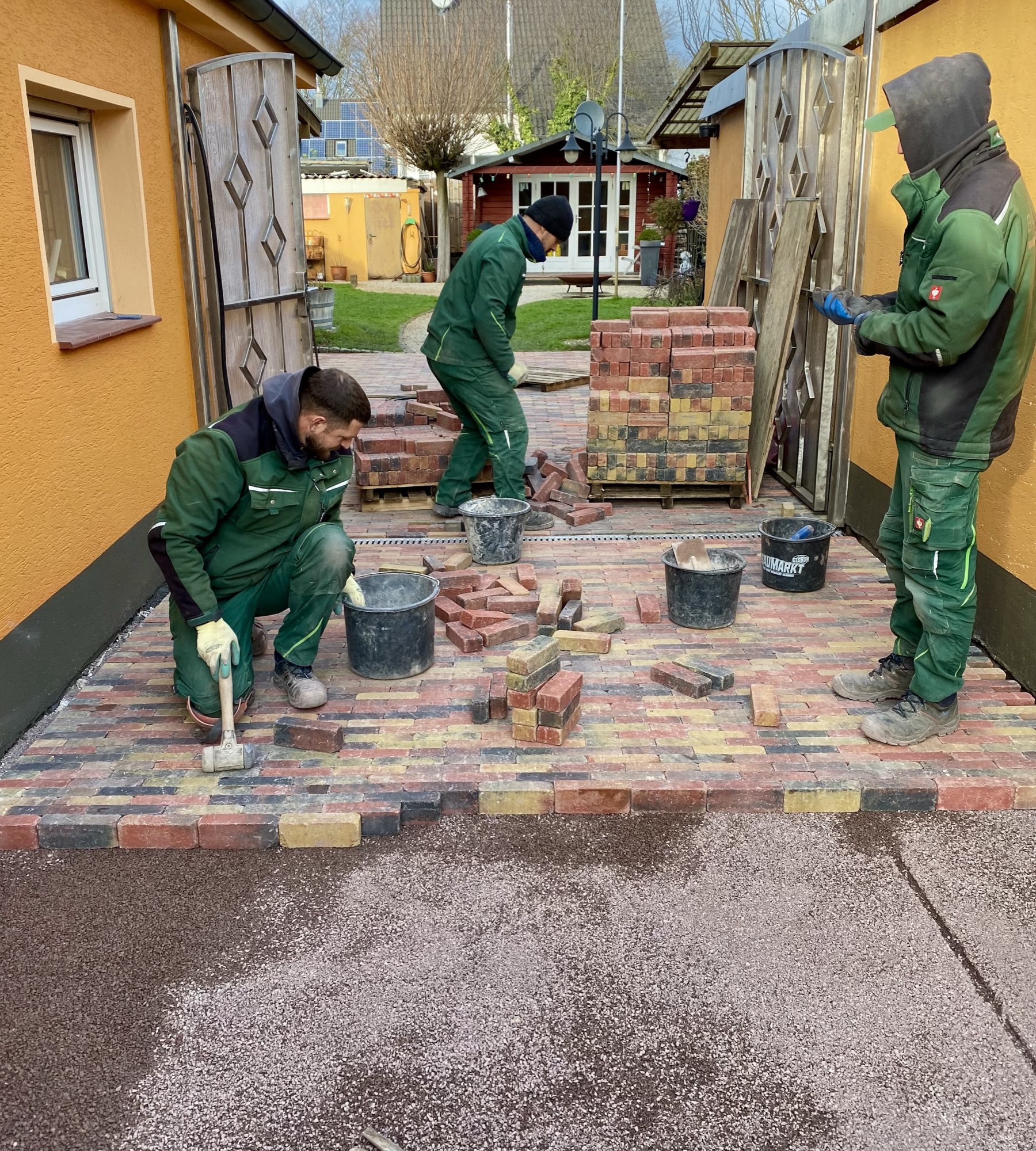 Das Bllaca-Team bei Pflasterarbeiten