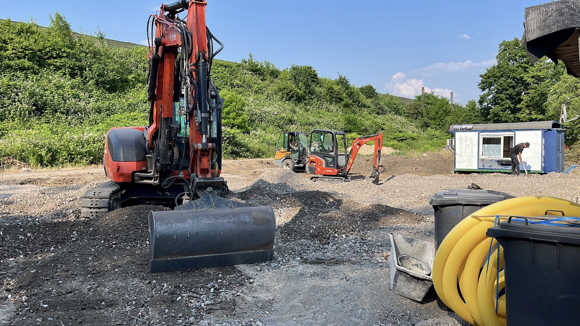 Bagger und Lagerplatz von Bllaca Garten- und Landschaftsbau