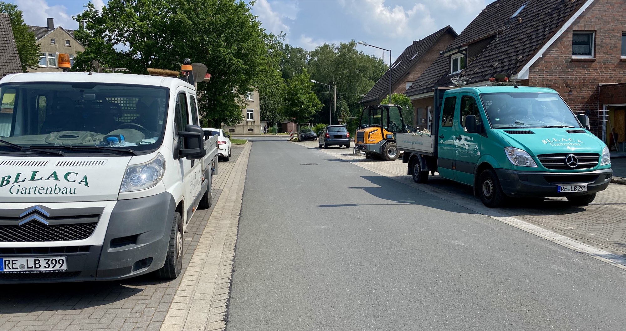 Zwei LKW von Bllaca Garten- und Landschaftsbau auf dem Lagerplatz